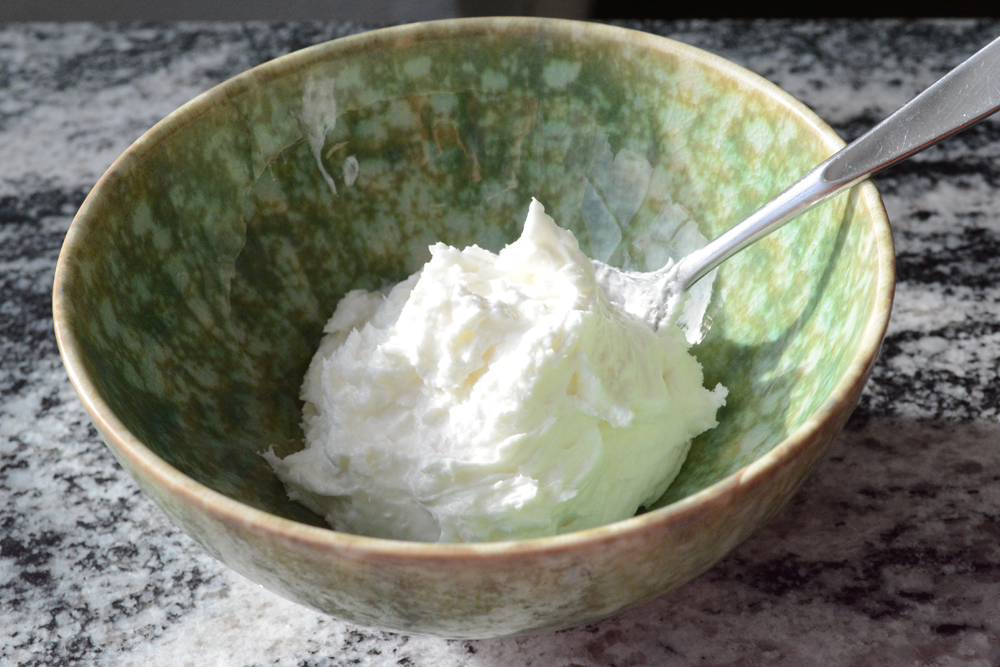 Simple whipped shea butter recipe - the best whipped shea butter recipe so you can DIY whipped butter for dry skin treatment